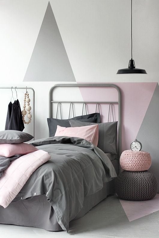 Hồng Pastel có thể kết hợp cùng màu xám trắng. 